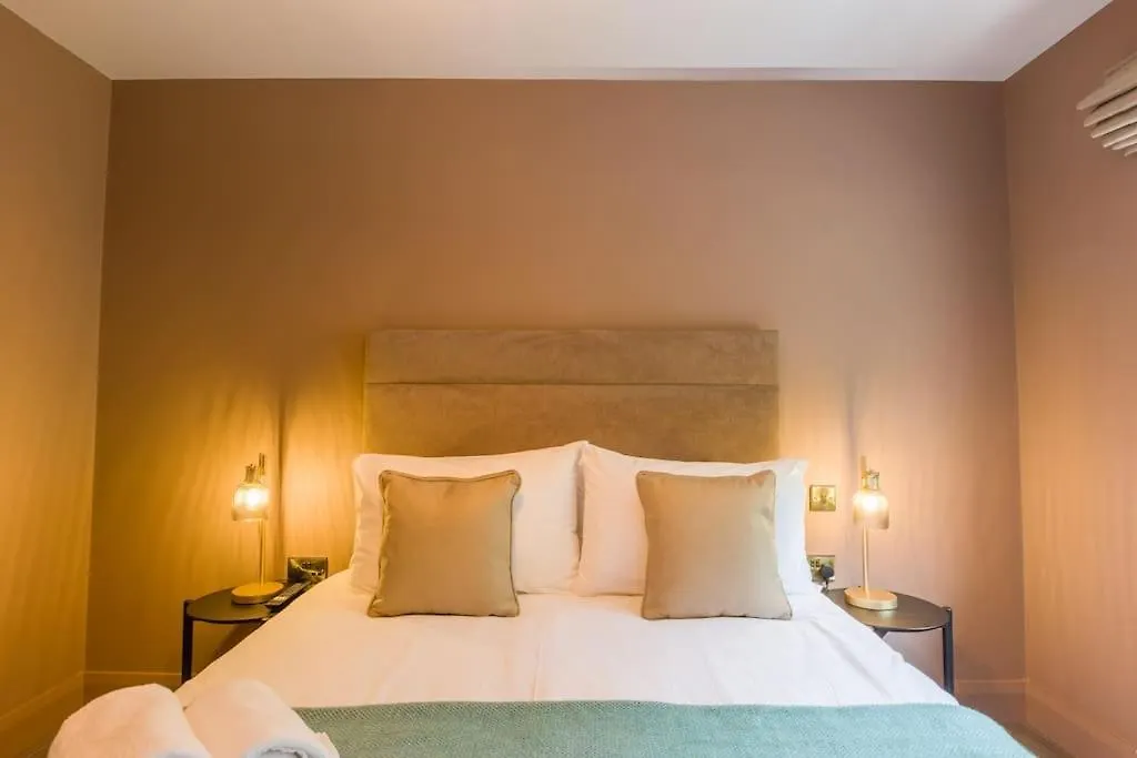 בית נופש קיל איירן Luxury Eleven Bedroom House Sleeps 23 5-10 Mins Walk From Town Centre