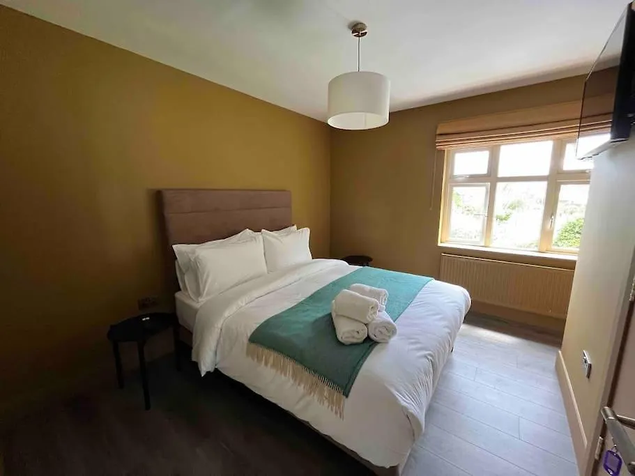 קיל איירן Luxury Eleven Bedroom House Sleeps 23 5-10 Mins Walk From Town Centre בית נופש