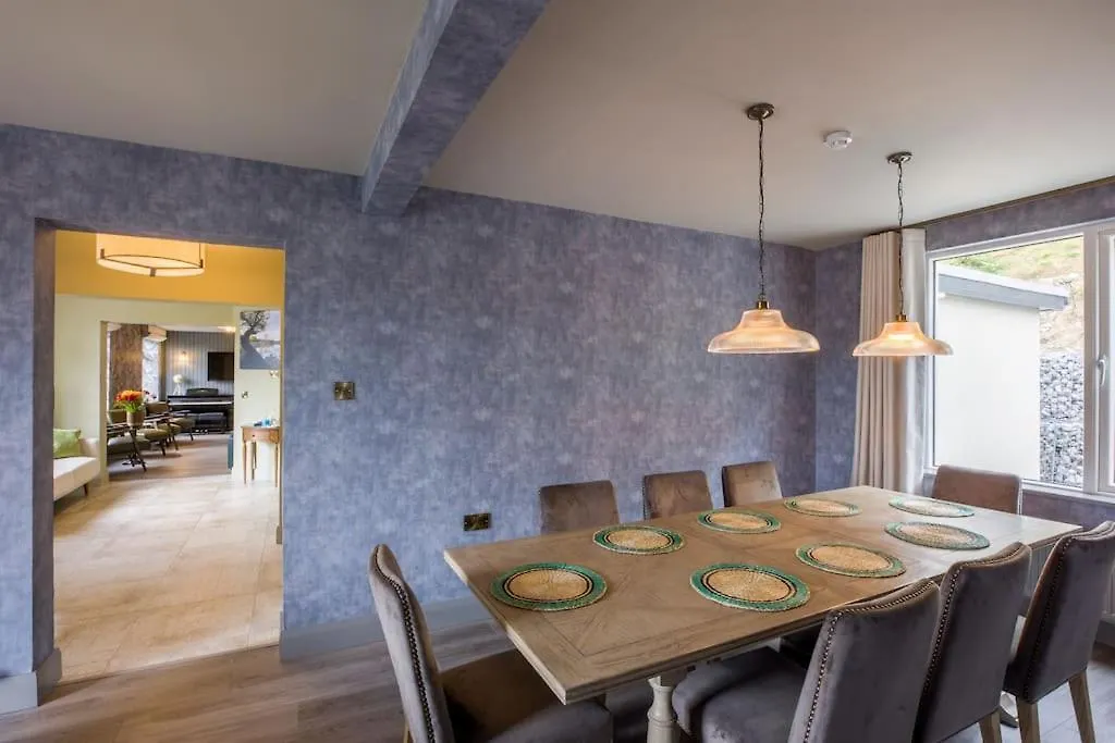 בית נופש קיל איירן Luxury Eleven Bedroom House Sleeps 23 5-10 Mins Walk From Town Centre אירלנד