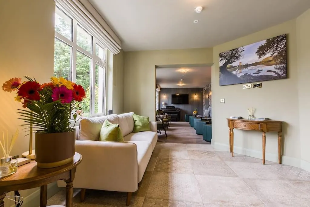 קיל איירן Luxury Eleven Bedroom House Sleeps 23 5-10 Mins Walk From Town Centre בית נופש
