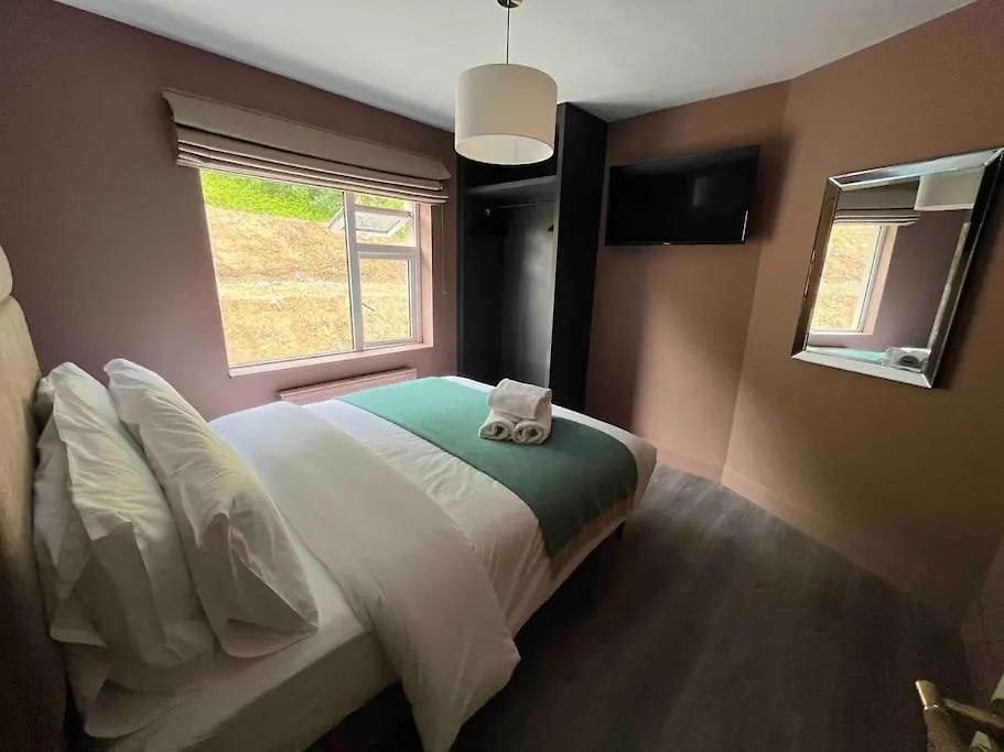 קיל איירן Luxury Eleven Bedroom House Sleeps 23 5-10 Mins Walk From Town Centre בית נופש קיל איירן