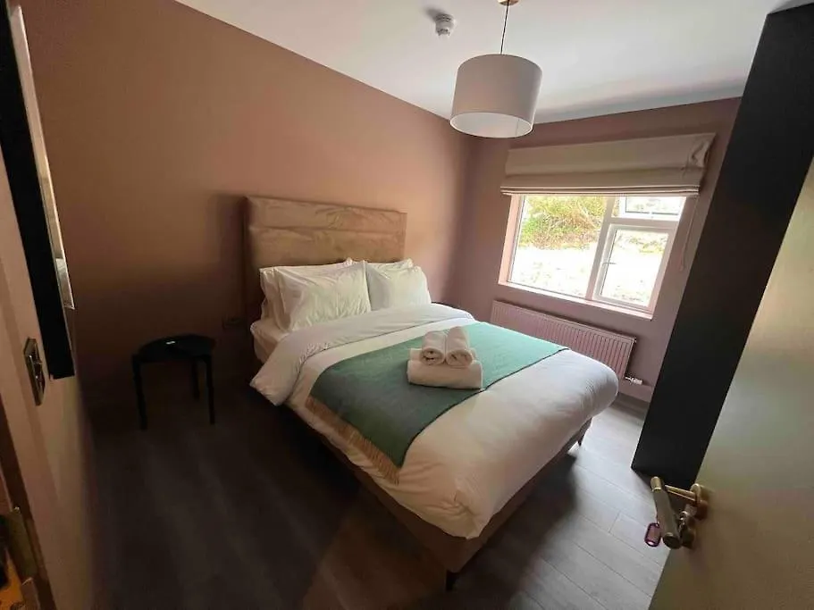 בית נופש קיל איירן Luxury Eleven Bedroom House Sleeps 23 5-10 Mins Walk From Town Centre אירלנד